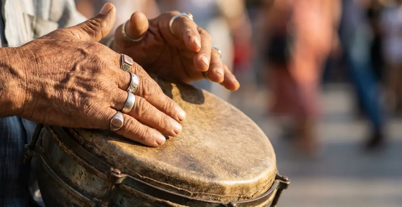 Musiciens de rue tunisiens en performance traditionnelle avec instruments folkloriques
