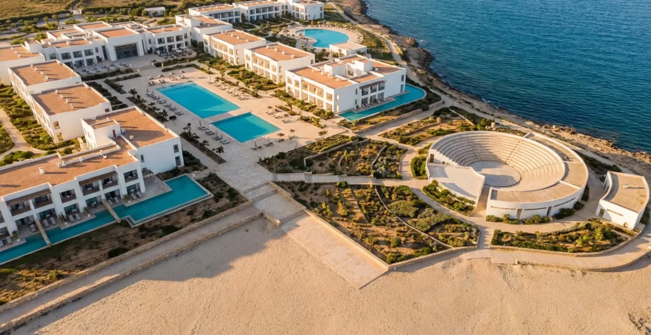 Vue aérienne d'un complexe hôtelier tunisien montrant la proximité entre les bâtiments et les espaces de loisirs