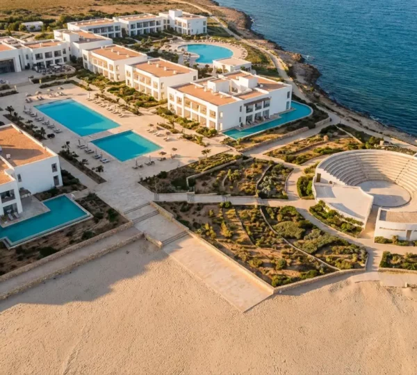 Vue aérienne d'un complexe hôtelier tunisien montrant la proximité entre les bâtiments et les espaces de loisirs